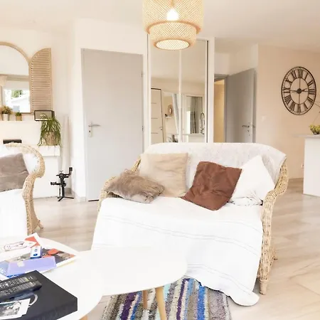 Villa Maison 3 Ch 6 Pers Vue Dominante - A 400 M - Acces Piscine - Jardin - Wifi - Terrasse - Pergola Bioclimatique - Climatisation - Location Par Semaine Complete Sanary-sur-Mer