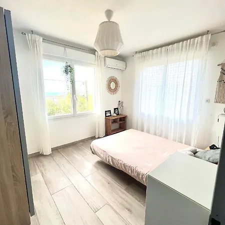 Maison 3 Ch 6 Pers Vue Dominante - A 400 M - Acces Piscine - Jardin - Wifi - Terrasse - Pergola Bioclimatique - Climatisation - Location Par Semaine Complete 招待所 *